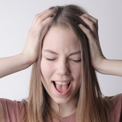 علت و راه‌ های های درمان شوره سر و ریزش مو
